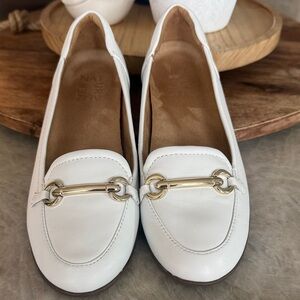 Naturalizer NWOT White Leather Loafers with Gold Horsebit 7